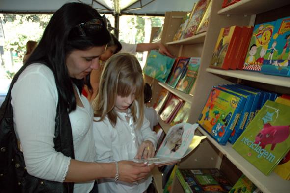File:Feira do Livro em 2007 Jaques Hickmann.jpg