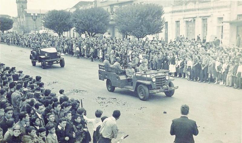 File:Desfile Militar em 1945.jpg