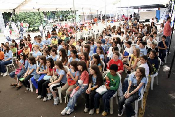 File:Feira do Livro em 2006 Maria Joana Chiodelli Chaise.jpg