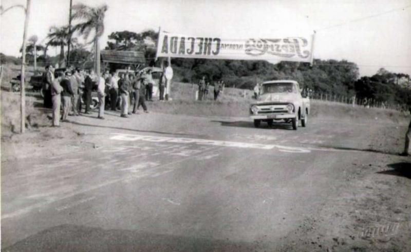 File:Camionete Ford nº 24 em 1963 02 Rui Menegaz.jpg