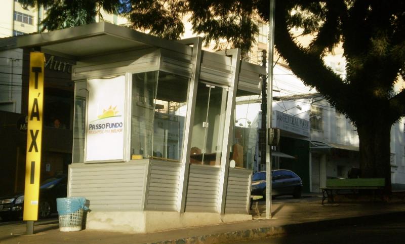 File:Quiosque Ponto de Taxi em 2009 Desc.jpg