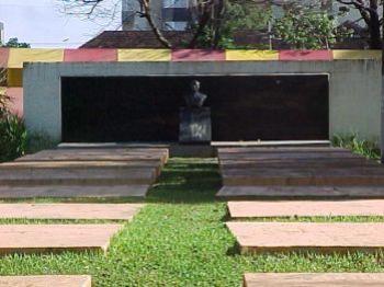 File:Monumento Ernesto Tocchetto em 2016 01 Desc.jpg