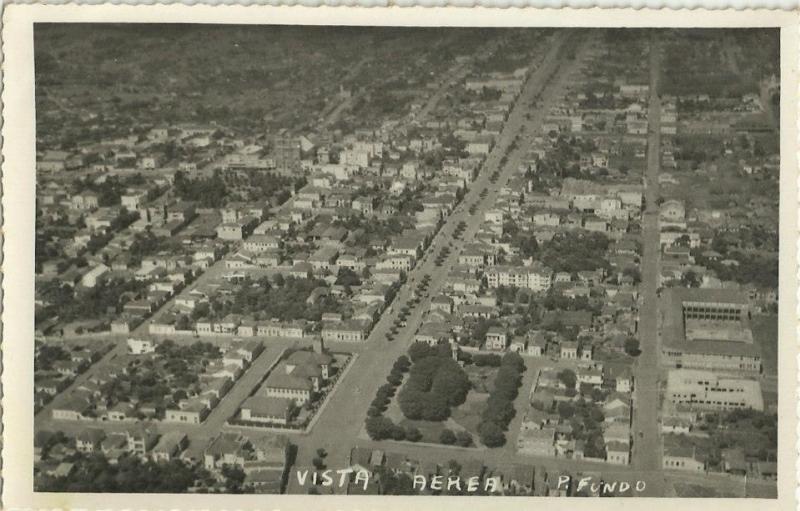 File:Vista aérea da Praça Tocchetto em 1950 Deoclides Czamanski.jpg