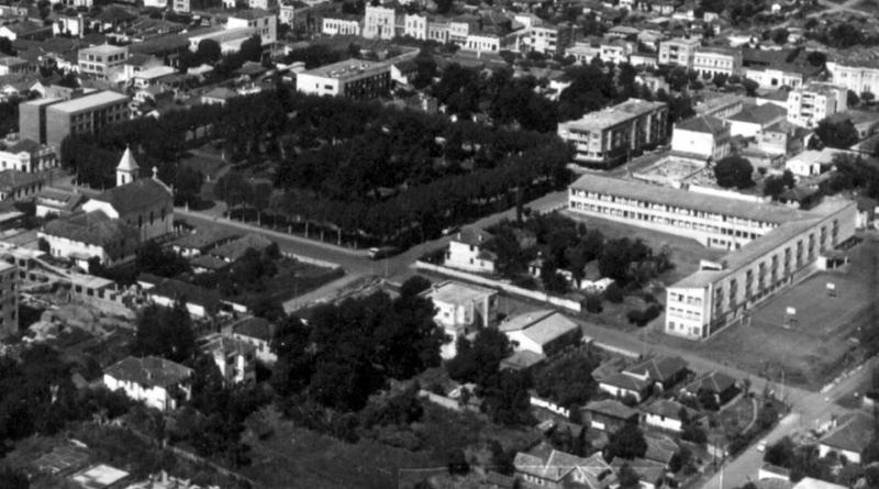 File:Escola Estadual Nicolau de Araújo Vergueiro em 1970 Deoclides Czamanski.jpg