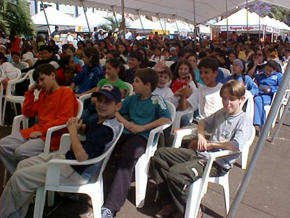 File:Feira do Livro em 2003 Desc.jpg