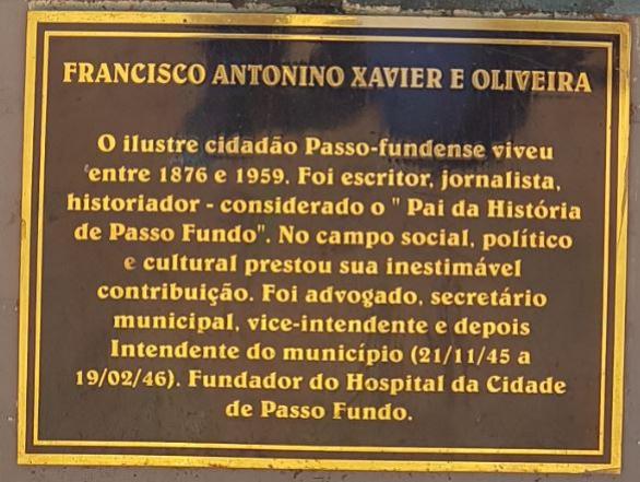 File:Monumento Antonino Xavier em 2016 03 Desc.jpg
