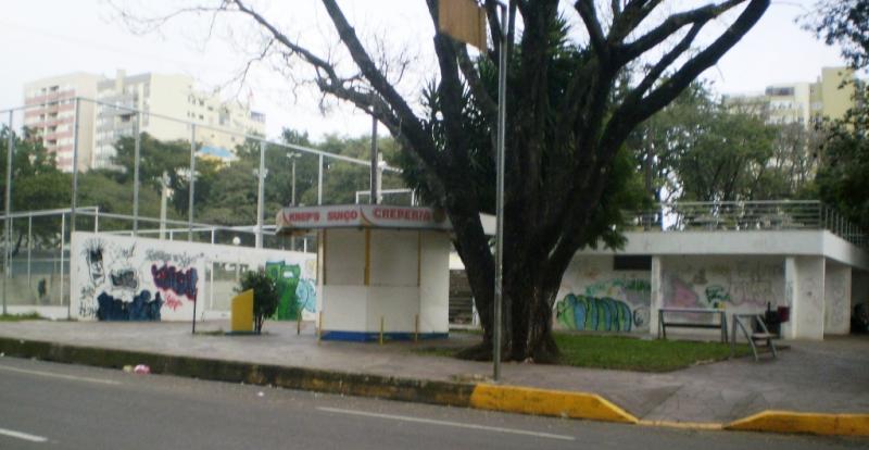 File:Quiosque revisteira Praça Tocchetto em 2009 Desc.jpg