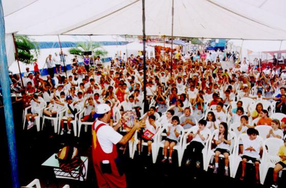 File:Feira do Livro em 2002 Desc.jpg