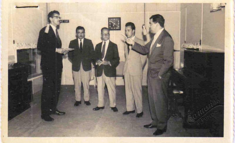 File:Luiz Martins de Castro e amigos em 1970 Deoclides Czamanski.jpg