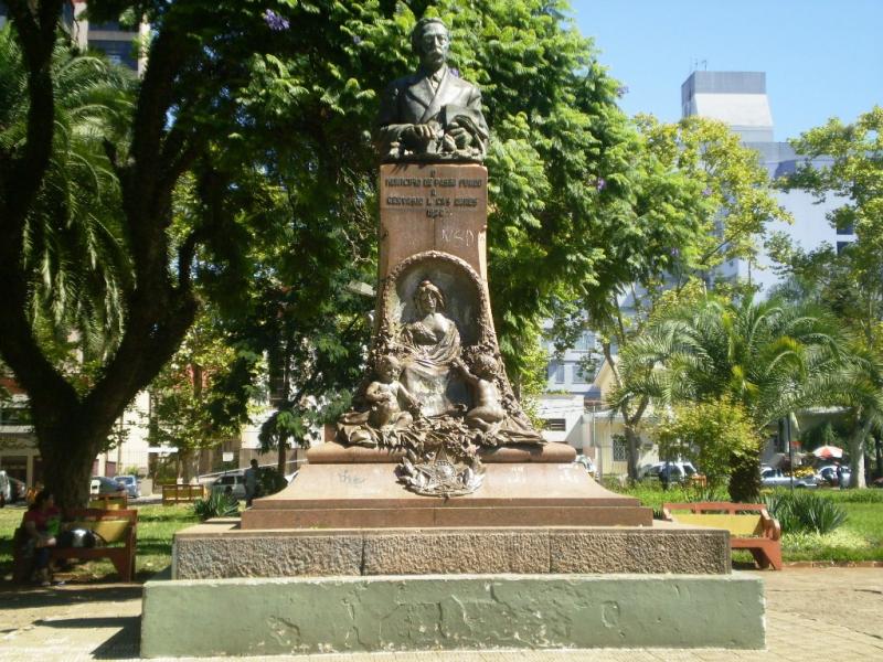 File:Busto de Gervásio Lucas Annes em 2016 1 Desc.jpg