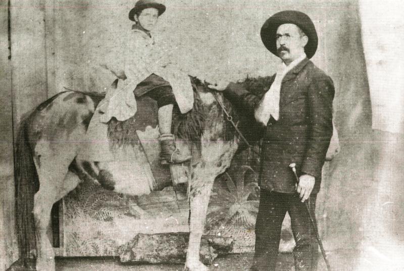 File:Gezerino Lucas Annes, com o filho primogenito.jpg