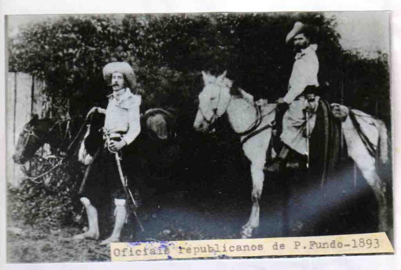 File:Dois Oficiais Republicanos em 1893 Desc.jpg