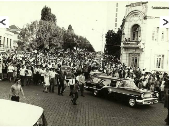 File:Enterro Padre Jacques em 1970 Desc.jpg