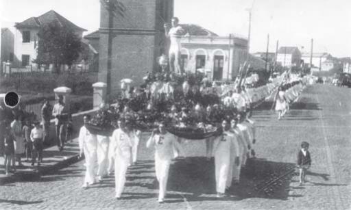 File:Tau Morbini na Parada da Mocidade em 1945 Armando Czamanski.jpg