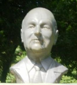 File:Busto Túlio Fontoura.jpg