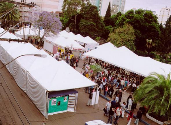 File:Feira do Livro em 2004 Desc.jpg