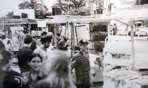 File:Feira do Livro em 1998 Desc.jpg