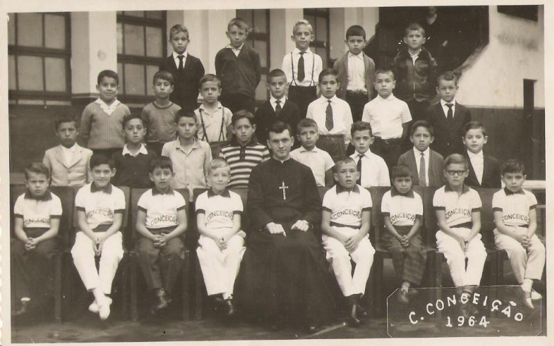 File:Colégio Conceição turma do Primário em 1964 Desc.jpg