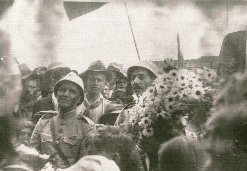 File:Cerimônia militar em 1930 Desc.jpg