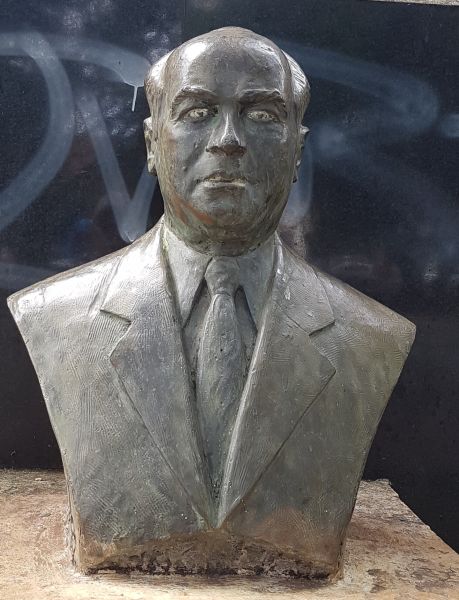 File:Busto Ernesto Tocchetto.jpg