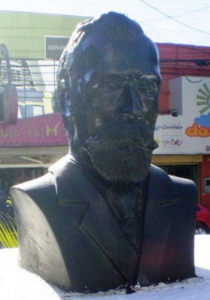 File:Busto Prestes Guimarães.jpg
