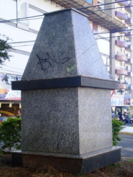 File:Monumento Abrahão Madalosso.jpg