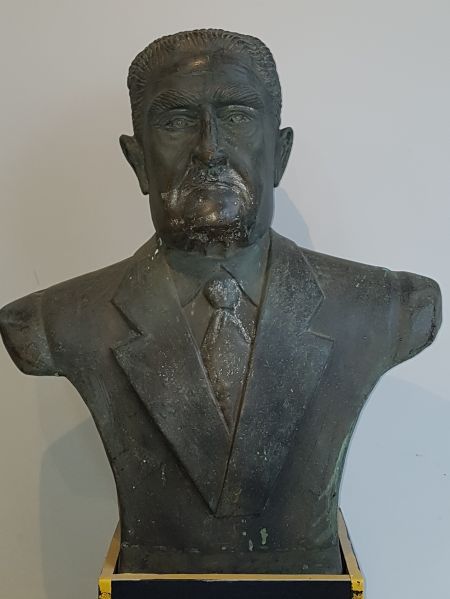 File:Busto Nicolau Vergueiro.jpg
